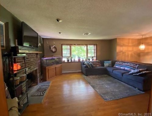 15 Lena Dr, Uncasville CT  06382-1405 exterior
