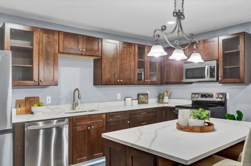 77 Chestnut St, Middletown CT  06457-3801 exterior