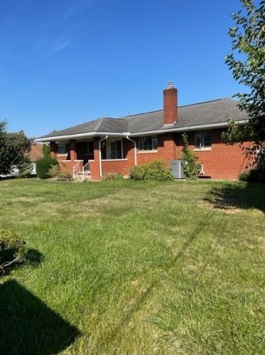 611 Lehmer St, Latrobe PA 15650-2048 exterior