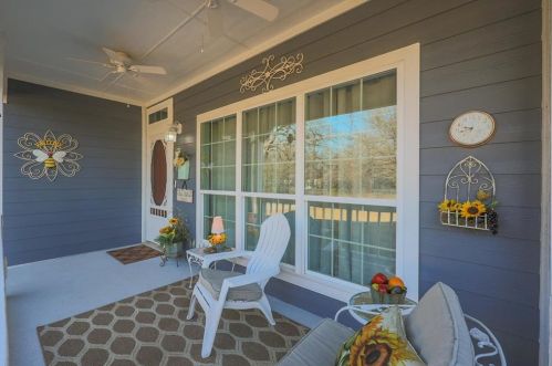 421 Grove St, Pilot Point, TX 76258-4218