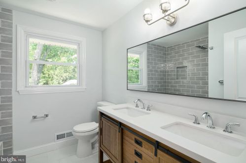 801 Meetinghouse Ct, Riverton NJ  08077-3325 exterior