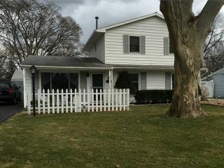 1408 Shepherd Dr, Maumee, OH 43537-2427