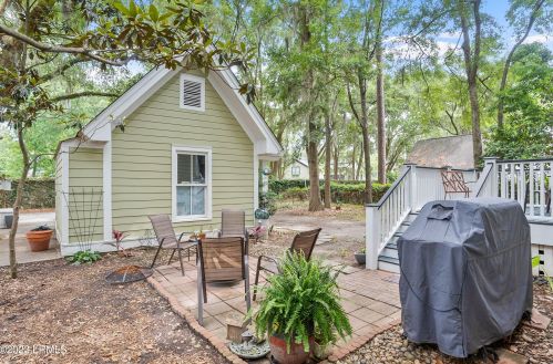 121 Bartram Dr, Beaufort SC  29902-5700 exterior