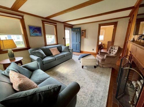 34 Robinson Rd, Falmouth, MA 02540-3841