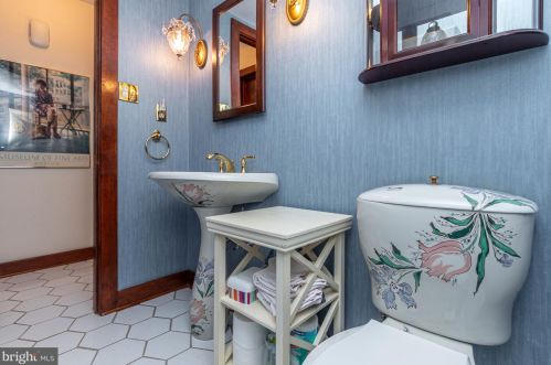 1006 Gwilym Cir, Berwyn PA  19312-2237 exterior