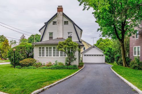 4629 Fayette Pl, Great Neck, NY 11020-1009