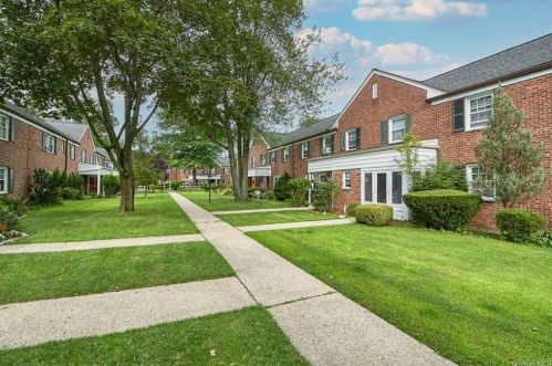 12 Robins Cres, New Rochelle NY  10801-1004 exterior