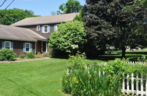 35 Briarwood Ln, Stamford, CT 06903-4502
