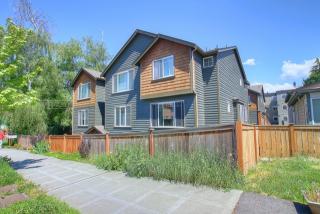 10546 Midvale Ave, Seattle, WA 98133-8910