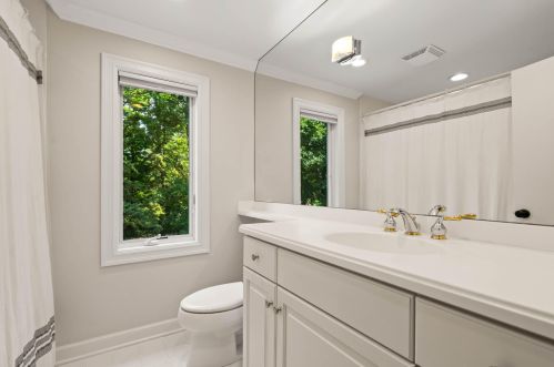 7607 Lake Dr, Milwaukee WI  53217-2909 exterior