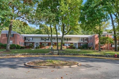 7 Sussex Ct, Airmont, NY 10901-7031