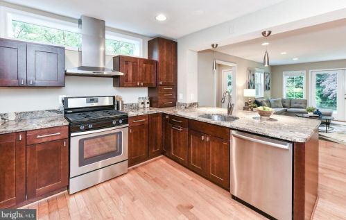 3027 Crane Dr, Falls Church VA  22042-3004 exterior