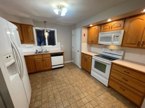 105 Grafton St, Shrewsbury MA  01545-5630 exterior