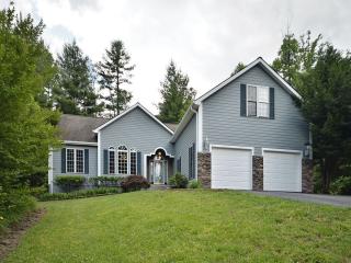 104 Stillwater Ln, Hendersonville, NC 28791-8729