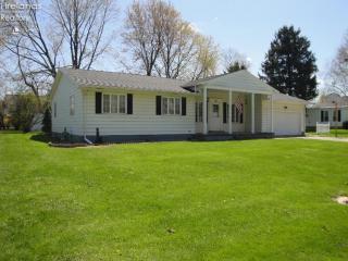 2105 Elm Dr, Fremont, OH 43420-3116