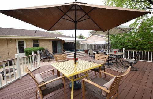 6894 Park Manor Dr, Milwaukee, WI 53224-4636
