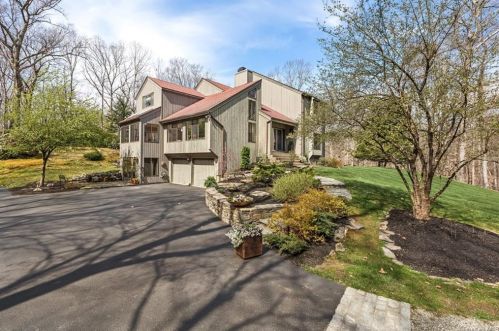 4 Twin Fawn Ln, Scotts Corners, NY 10576-1435