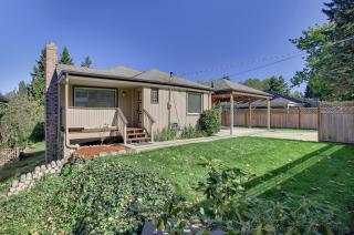 9032 Sand Point Way, Seattle WA  98115-3954 exterior