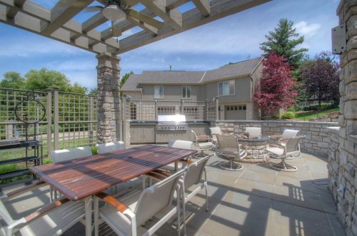 875 Squire Oaks Dr, Covington KY  41017-1342 exterior