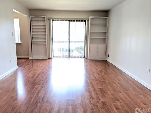 102 Beverly Hills Ter, Woodbridge, NJ 07095-4010