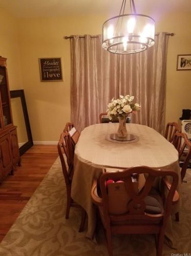 8 Summit Dr, Marlborough NY  12542-6408 exterior