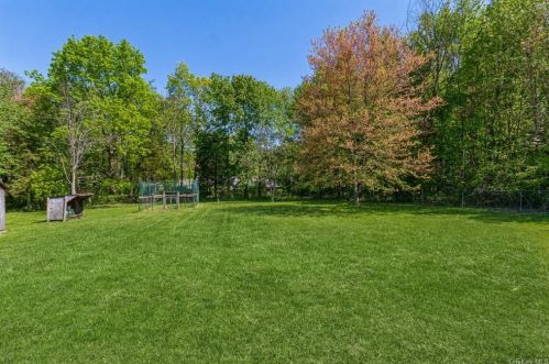15 Rolling Green Ln, New Hamburg, NY 12590-6436