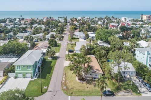 204 162nd Ave, Saint Petersburg, FL 33708-1624