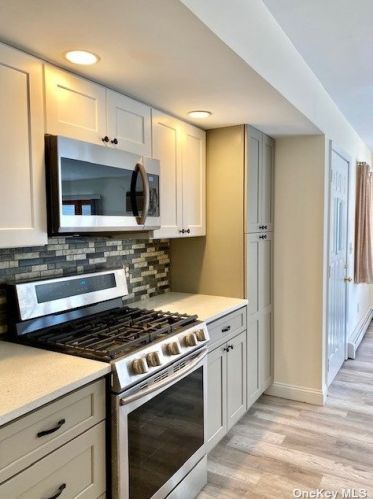 17 Glen Cove Dr, Muttontown NY  11545-1709 exterior