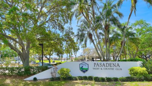5904 Bayview Cir, Saint Petersburg FL  33707-3930 exterior