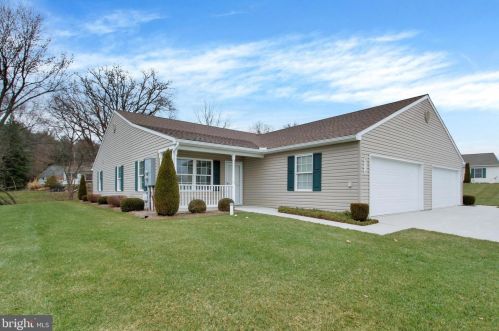 1318 Pleasant View Dr, Spring Grove, PA 17362-9205