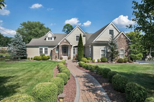 23 Normandy Ct, Middletown NJ  07748-3221 exterior