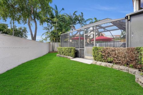 18126 61st Pl, Hialeah FL  33015-5601 exterior