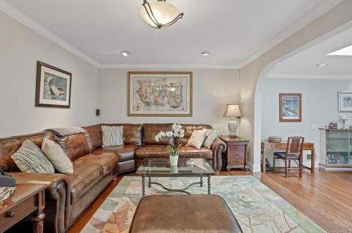 61 Summit St, White Plains, NY 10607-1223