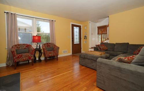 5 Sunset Dr, Nutley, NJ 07110-2103