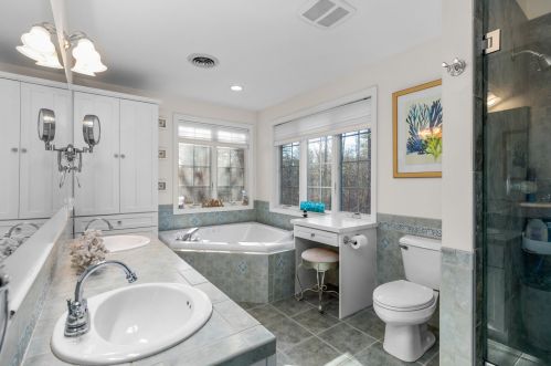 49 Sandy Ln, Dover NH  03820-5900 exterior