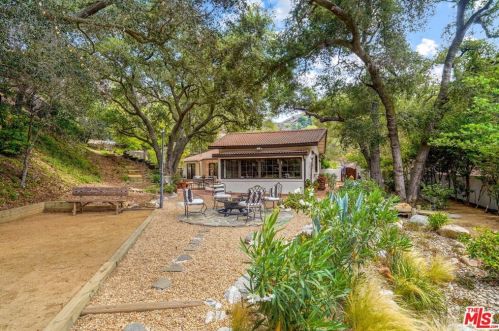 1719 Oak Dr, Topanga CA  90290-4025 exterior