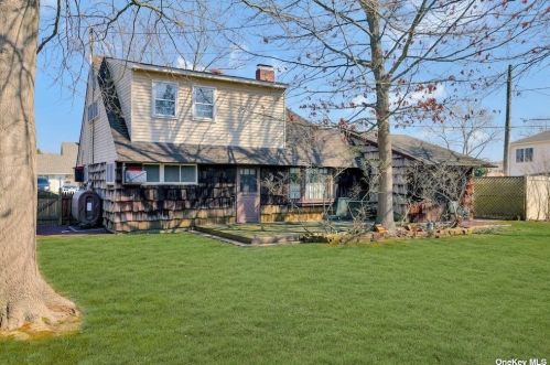 34 Flagstone Ln, Westbury NY  11590-6531 exterior