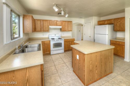 660 Cholla Crest Dr, Green Valley, AZ 85614-5254