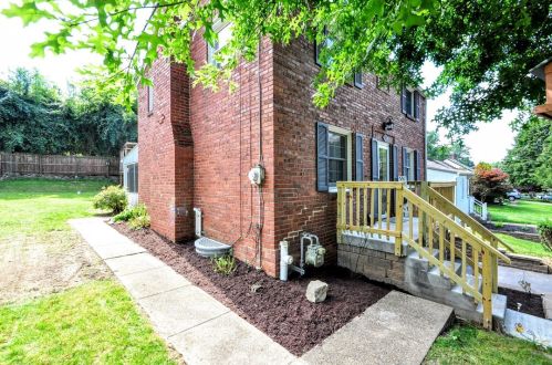 233 Temona Dr, Pittsburgh, PA 15236-4221