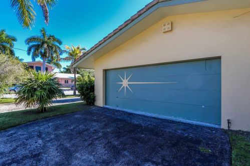 712 10th Ave, Hollywood FL  33019-1903 exterior