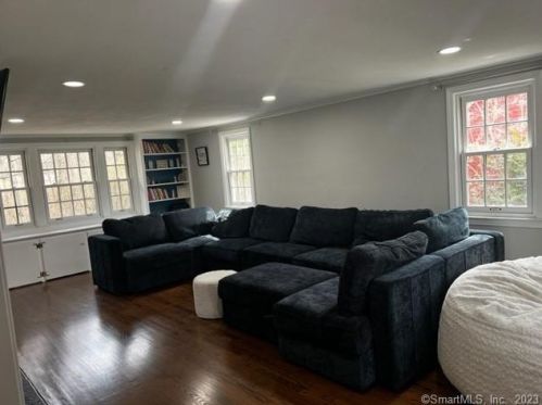 31 Oak Ridge Ln, Hartford CT  06107-3506 exterior