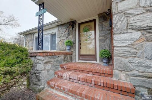 3 Grover Ter, Ridgewood, NJ 07452-3516