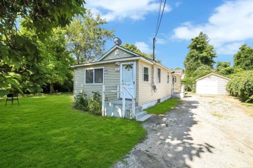 20 Pine St, Wheatley Heights, NY 11798-4016