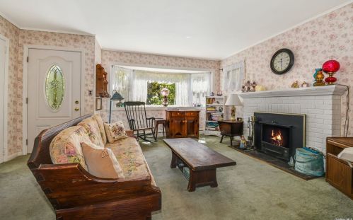 11 Rambling Rd, Northport NY  11768-2315 exterior