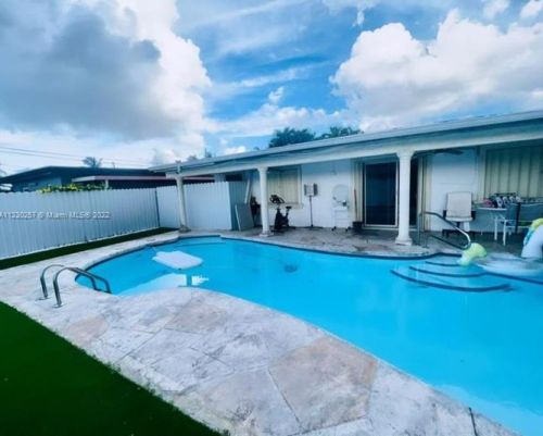 6265 111th Ter, Hialeah FL  33012-2354 exterior