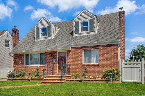207 Cushing Ave, Williston Park NY  11596-1050 exterior