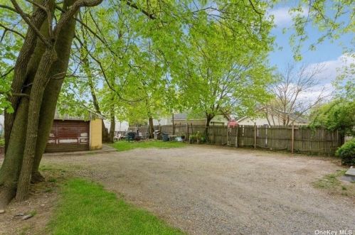 24 Pulaski Rd, Huntington Station NY  11746-1622 exterior