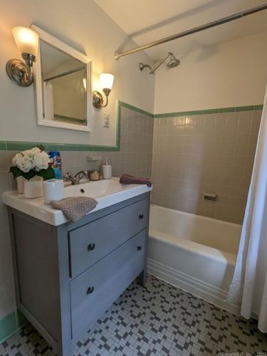 5 Guernsey Rd, Bloomfield CT  06002-3401 exterior