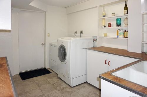 180 Long Hill Rd, Wallingford CT  06492-4934 exterior