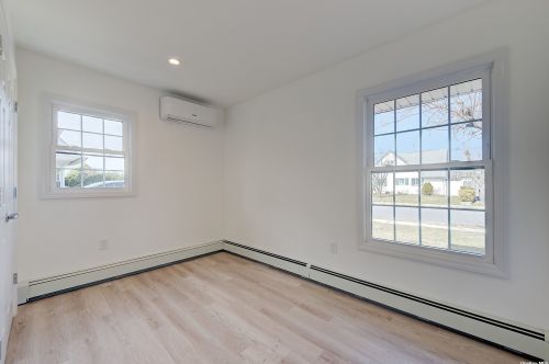 27 Walnut Ln, Hicksville NY  11801-5737 exterior